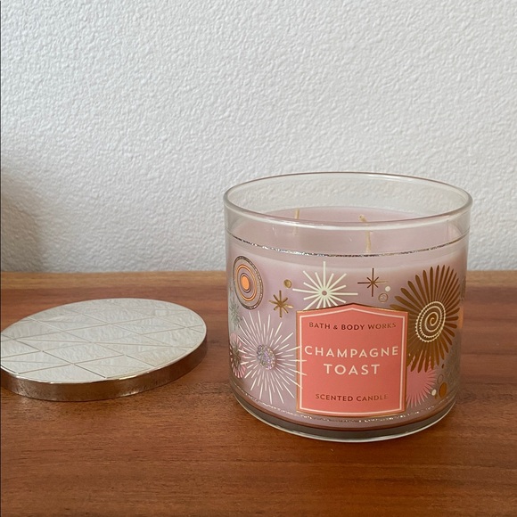 Bath & Body Works Champagne Toast scented candle cozy home vibe gold celebration - Picture 10 of 16